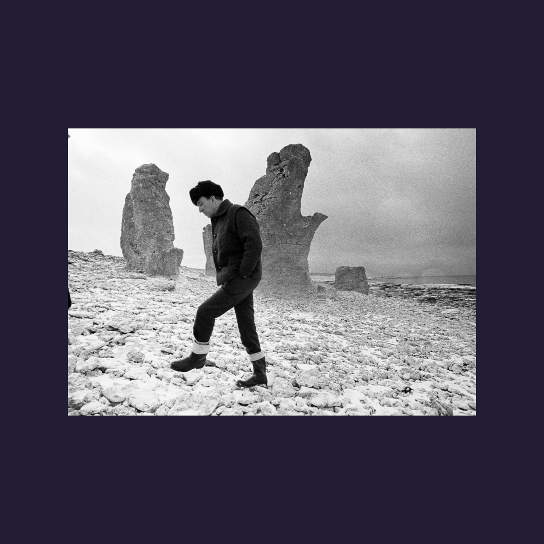 Vykort – Bergman vid rauk på Fårö | Postcard – Bergman at a rauk on Fårö